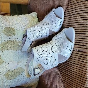 Vince Camuto Ellezi cutout sandals, size 8.5 M